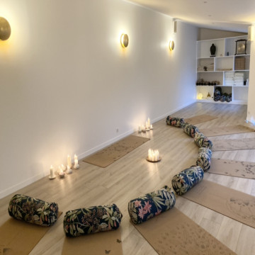 Salle lumineuse de yoga, de massage, de danse, de coaching, de shooting 