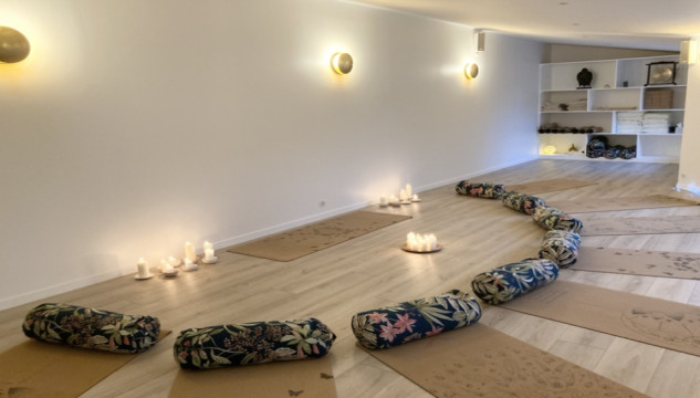 Salle lumineuse de yoga, de massage, de danse, de coaching, de shooting 